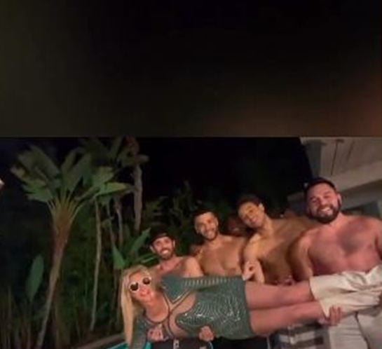 Бритни Спиърс се отдаде на разврат с 5 непознати мъже (Забавлява се с тях цяла нощ – Снимки) - Снимка 3
