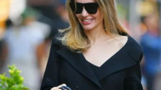 Освежената и подмладена Анджелина Джоли се разхожда из Ню Йорк (Навлече се с палто, но показа секси рамо – Снимки)