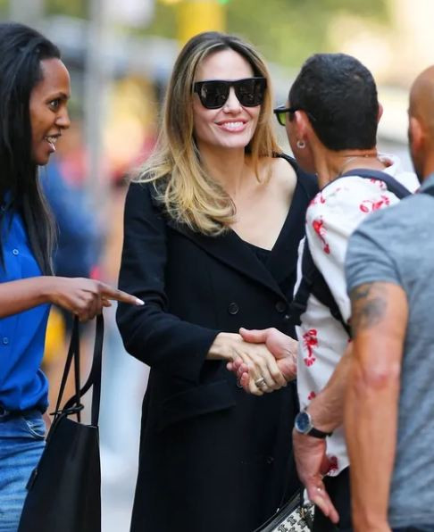 Освежената и подмладена Анджелина Джоли се разхожда из Ню Йорк (Навлече се с палто, но показа секси рамо – Снимки) - Снимка 2