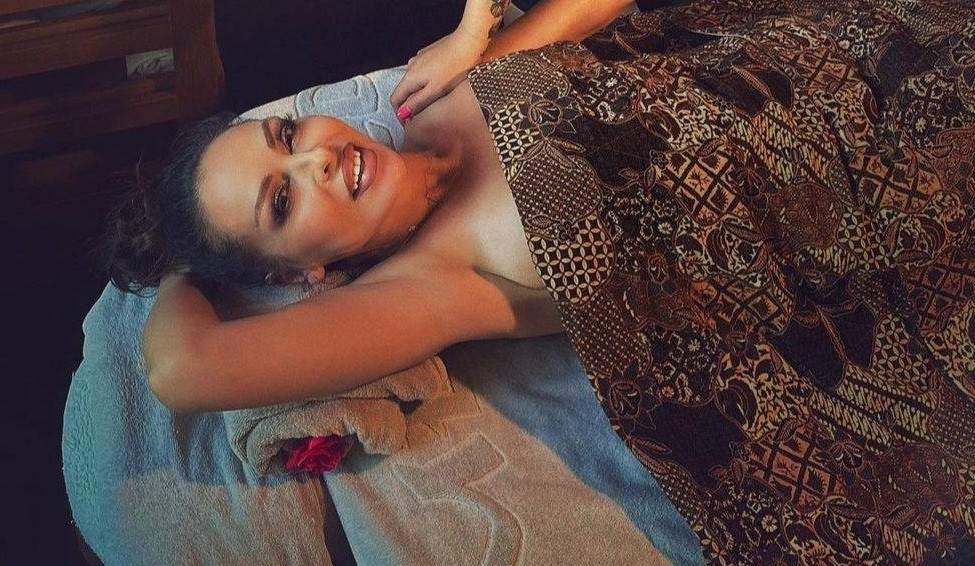 Без дрехи и в ръцете на друга жена: Ето я Ивана