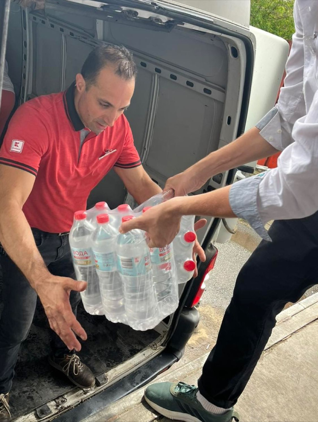 Kaufland България достави първите 5000 бутилки питейна вода на пострадалите от наводненията в Община Царево