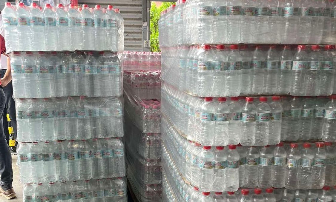 Kaufland България достави първите 5000 бутилки питейна вода на пострадалите от наводненията в Община Царево - Снимка 2