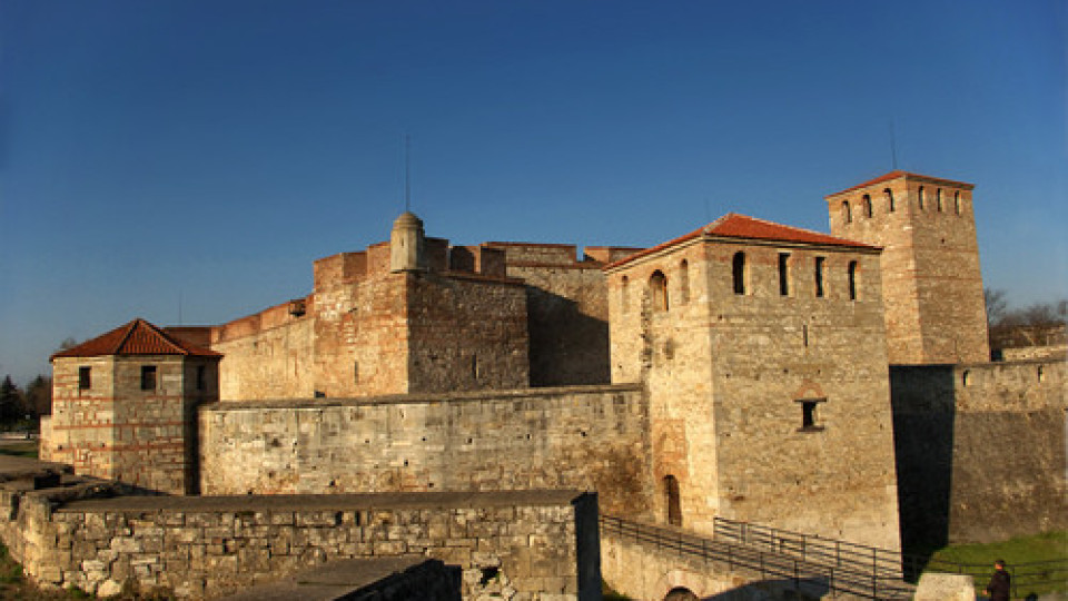 Докато Министерство на културата и Община Видин си прехвърлят топката, средновековната крепост „Баба Вида“ се руши от демонтирани климатици