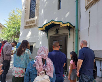 Десетки миряни се събраха пред портите на затворената Руска църква в София (СНИМКИ)