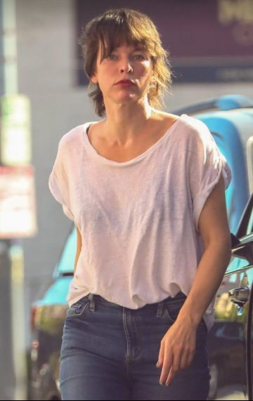 Мила Йовович замяза на повлекана с намачкана тениска и вехти дънки (Актрисата тотално се запусна – Снимки)