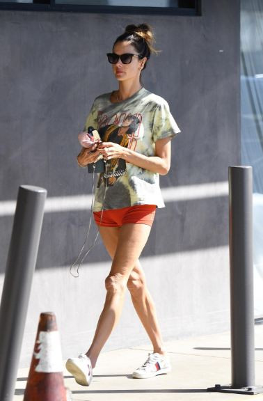 Бразилският модел Алесандра Амбросио плаши със слаби крака и виснала кожа на коленете (Потрес СНИМКИ) - Снимка 2