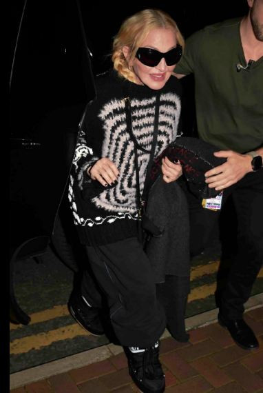 Млад охранител влачи Мадона към хотела (Прегърбената певица едва крета – Потрес Снимки)