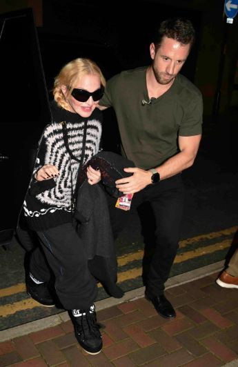 Млад охранител влачи Мадона към хотела (Прегърбената певица едва крета – Потрес Снимки) - Снимка 2