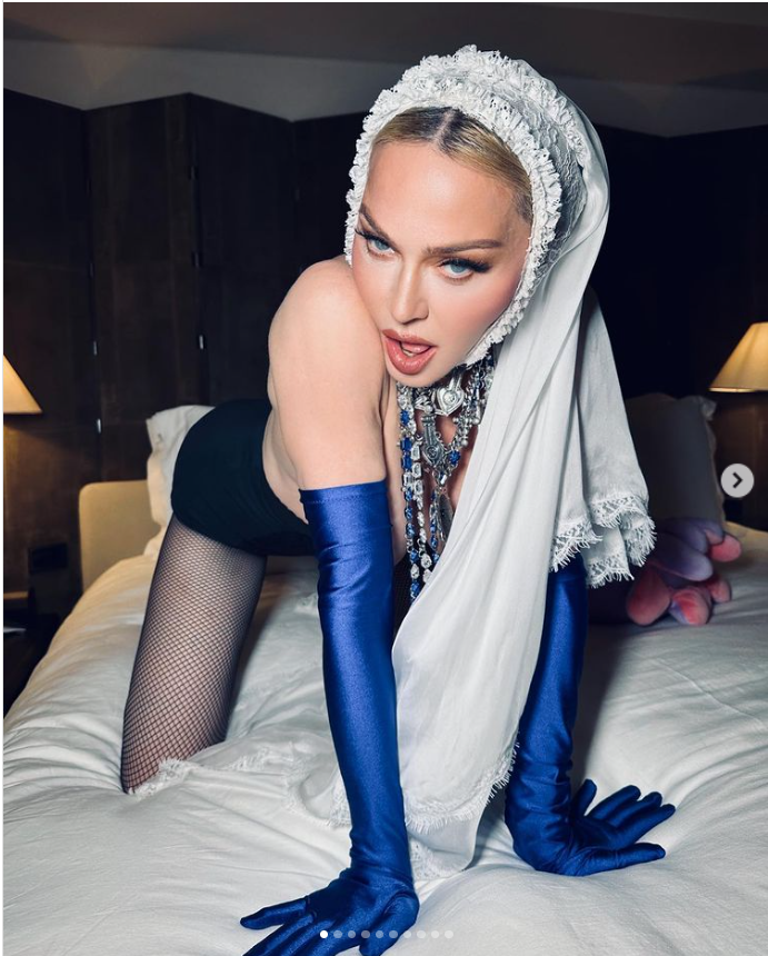 Разгорещи мрежата: Мадона се показа без сутиен