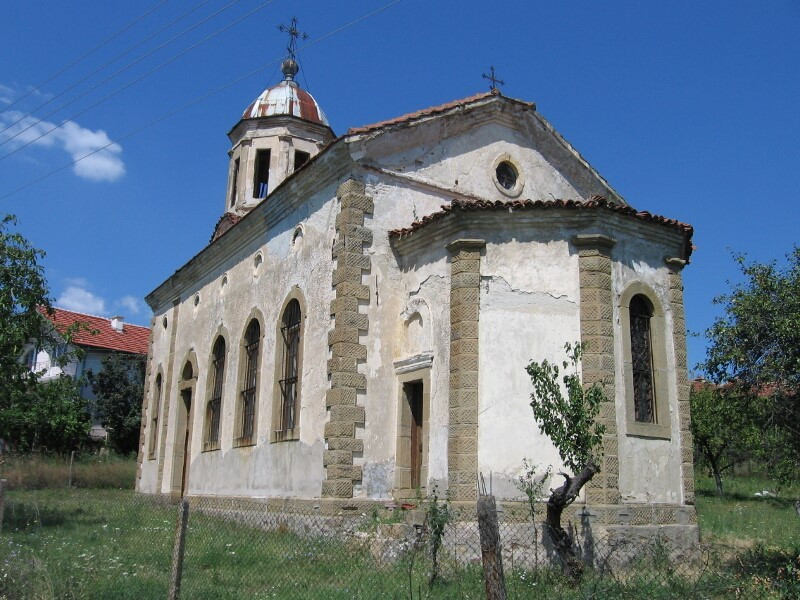 Кмет възстанови с двете си ръце църква от руините - Снимка 2