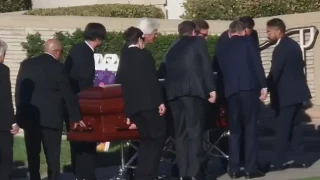 Любимата песен на Матю Пери звуча по време на погребалната му церемония
