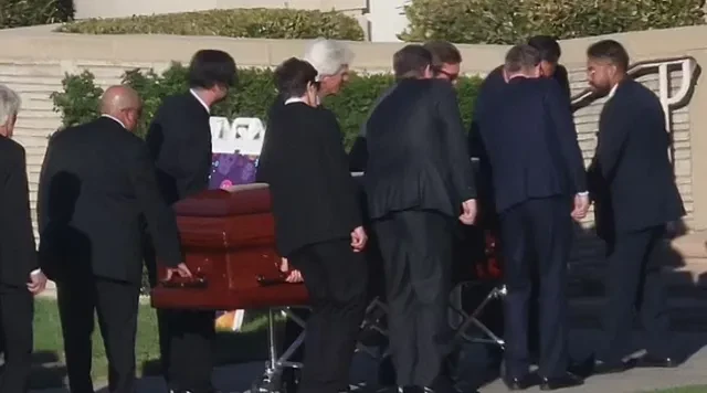 Любимата песен на Матю Пери звуча по време на погребалната му церемония