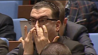Депутат от ГЕРБ цяла минута си рови в носа в парламента