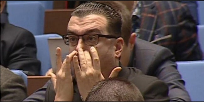Депутат от ГЕРБ обръща особено внимание на носа си по време на парламентарно заседание