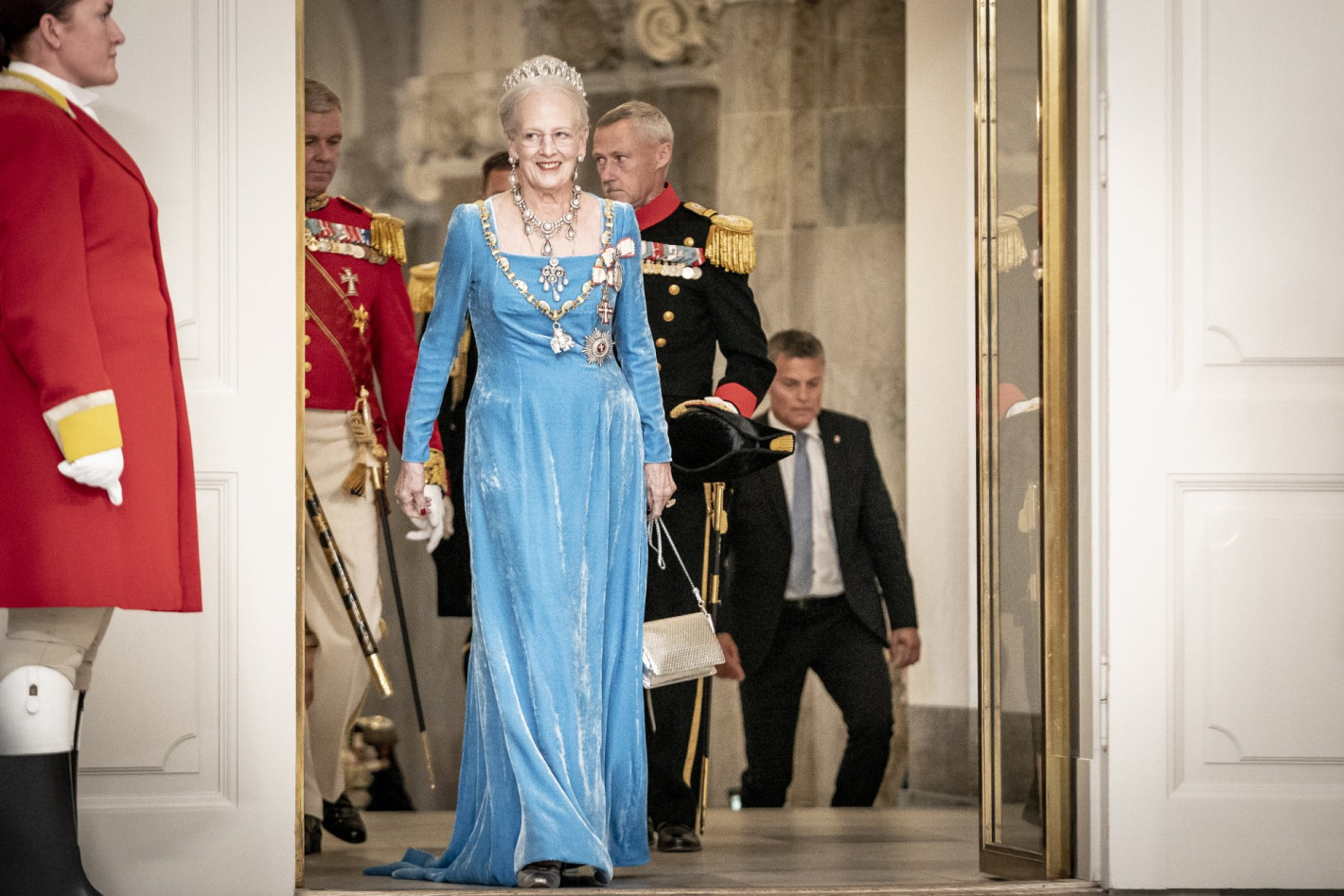 Кралицата на Дания абдикира, за да спаси короната и брака на сина си - Снимка 4