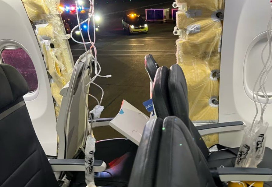 Боинг 373 МАХ кацна аварийно, след като прозорец и част от страничната стена се откъснаха (видео)
