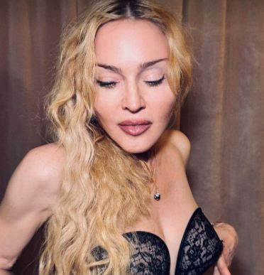 Мадона се изтипоса с фотошоп като млада жена без бръчки (Един малък пропуск издаде истинската възраст на певицата – Снимка)
