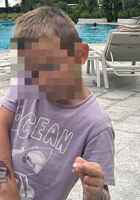 УНИКУМ: 5-годишният син на Антония Петрова с вулгарни жестове в нета! (Тоца горда - ШОК СНИМКИ) - Снимка 2
