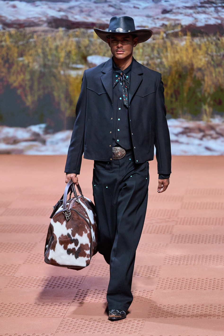 Louis Vuitton откри Седмицата на модата в Париж с тоалети от Дивия Запад - Снимка 19