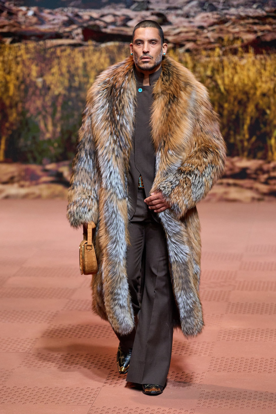 Louis Vuitton откри Седмицата на модата в Париж с тоалети от Дивия Запад - Снимка 18