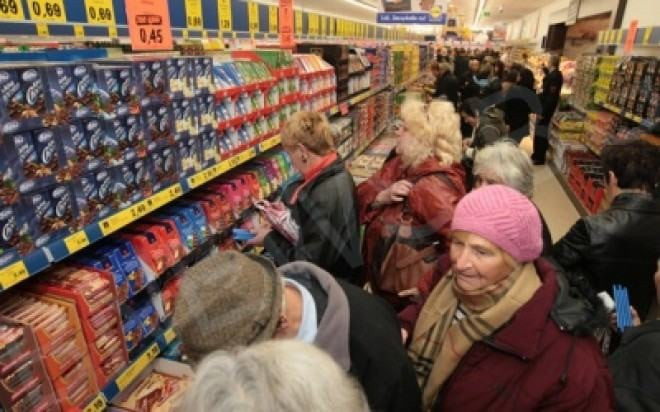 Старци сеят грип в хранителните магазини