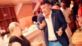 Ти мене уважа'аш ли мъ: Боби Михайлов лази пиян на партито за първата внучка! (даде на душата човекът)