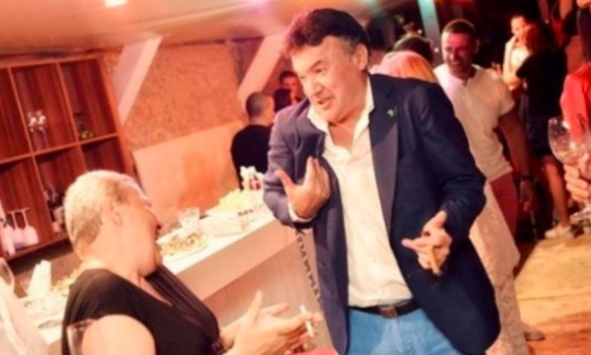 Ти мене уважа'аш ли мъ: Боби Михайлов лази пиян на партито за първата внучка! (даде на душата човекът)