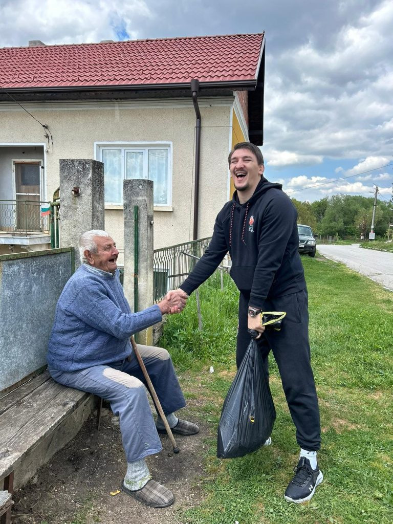 Депутат от ГЕРБ подпомогна възрастни хора за Великден