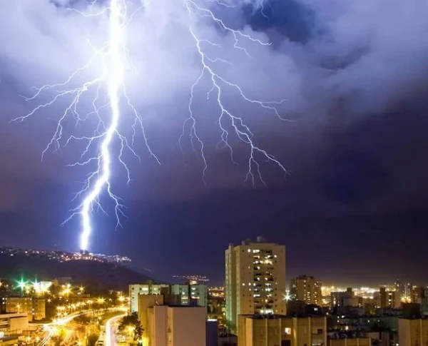 Извънредно: Мълния порази мъж насред бурята в София
