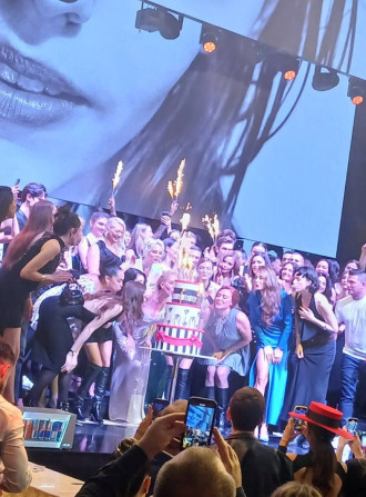 300 красавици празнуват 30-я рожден ден на Ивет Фешън