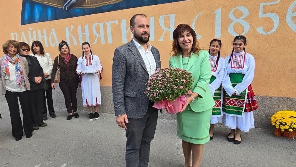 Скандал! Ето я директорката на столично школо, хваната с подкуп! Близка е до кмет на ПП-ДБ и "Спаси София (СНИМКИ)