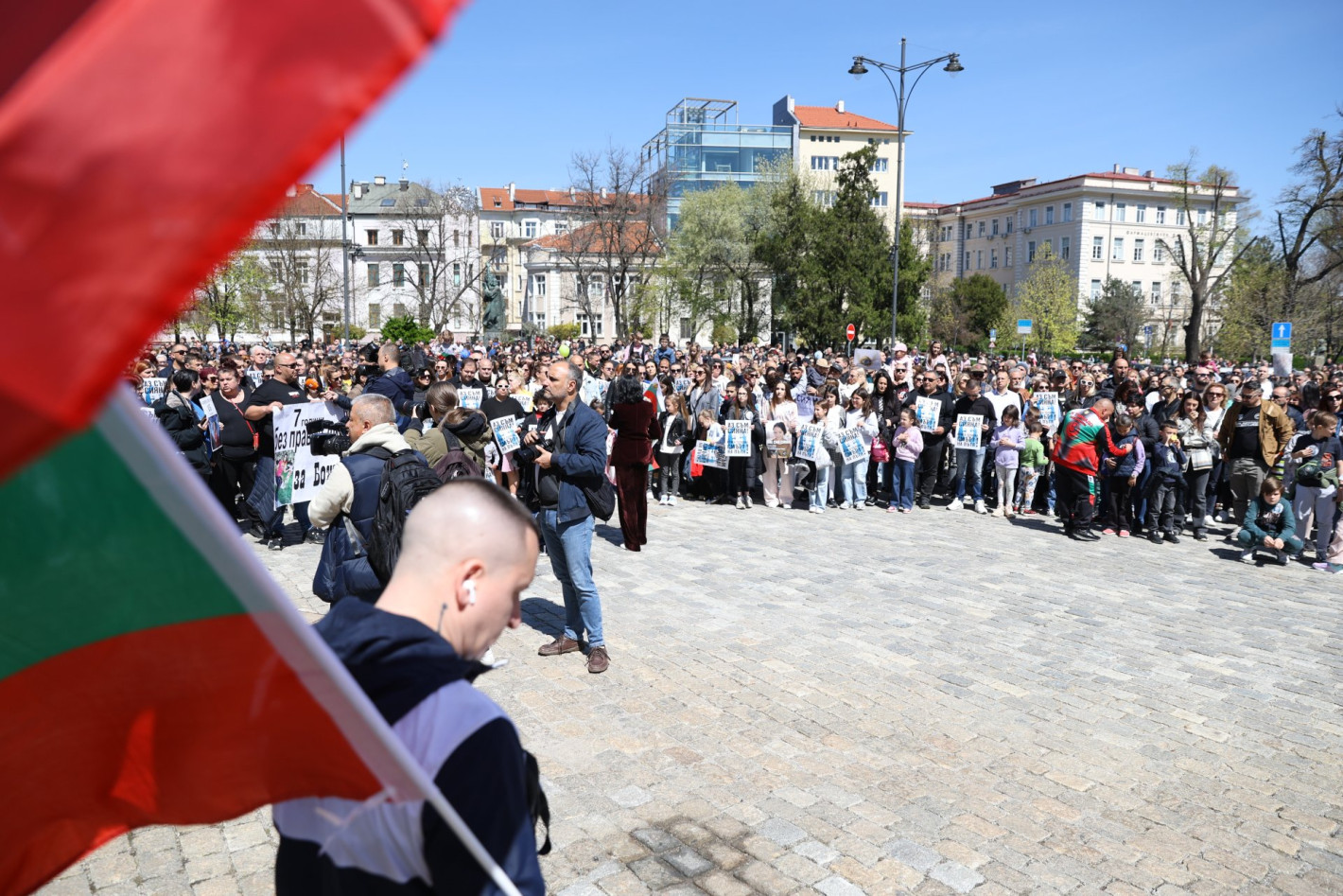 Хиляди се събраха пред "Св. Александър Невски" на протест в памет на Сияна