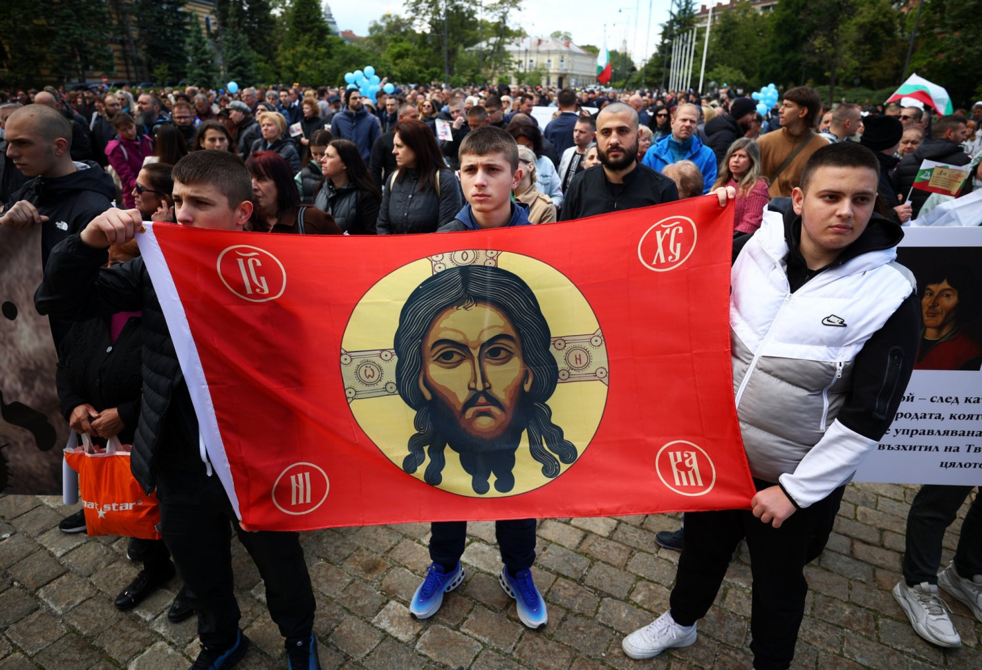 Подкрепящи "Добродетели и религия в училище" шестваха в София