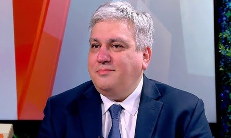 До премиера: Шефът на НСИ Атанас Атанасов полза служебна кола и шофьор, за да преподава в работно време (СИГНАЛ)
