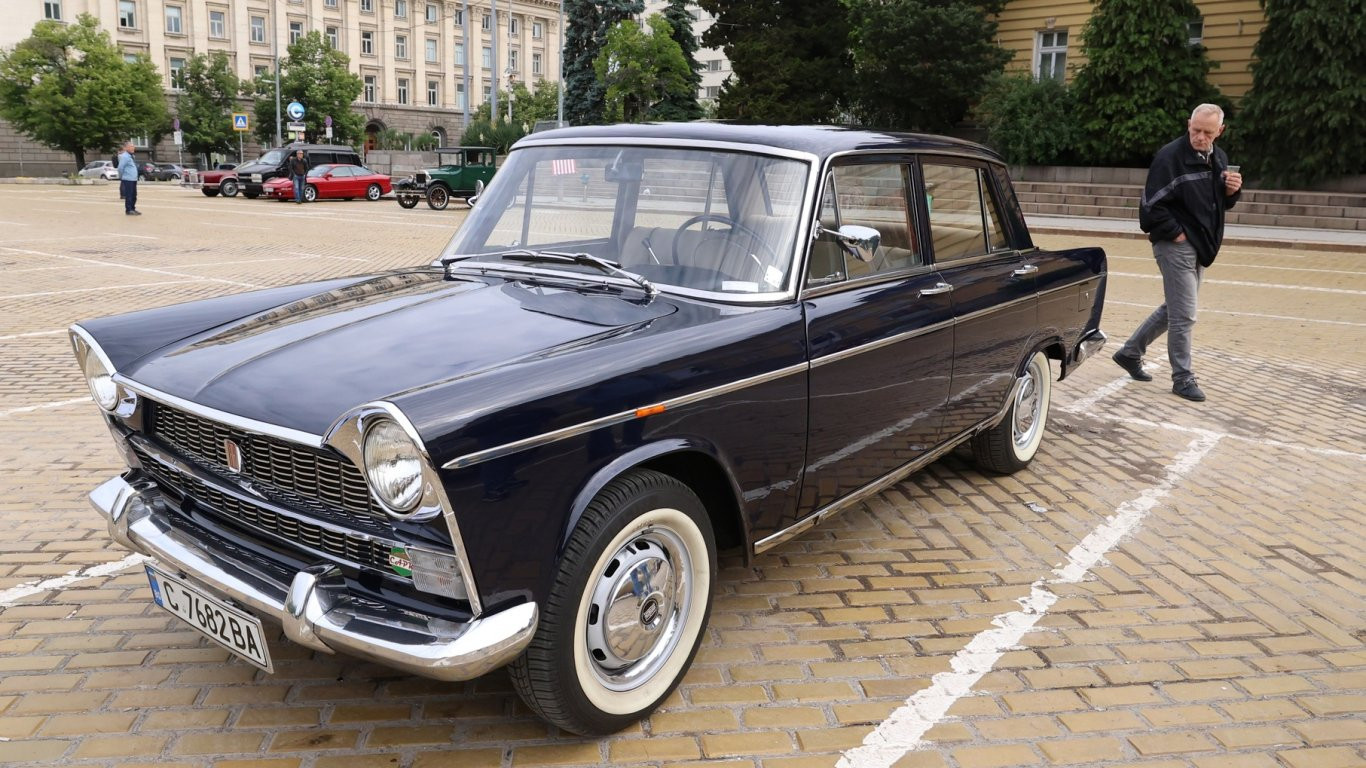 В София се проведе юбилеен ретро парад на автомобили (снимки)