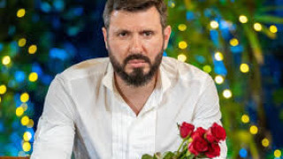 Като куче с обратна захапка е Мартин Елвиса: Коя си нарочи да му стане любовница, не я пуска! (Снимки)