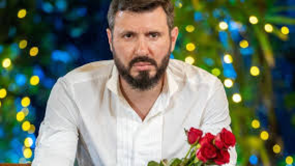 Като куче с обратна захапка е Мартин Елвиса: Коя си нарочи да му стане любовница, не я пуска! (Снимки)