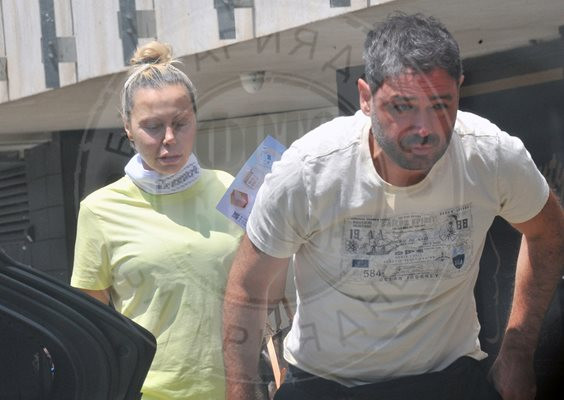 ФОТО БОМБА!! 54-годишната Камелия като поничка в лицето от филъри, ще се пръсне! (ПАПАРАШКИ СНИМКИ)