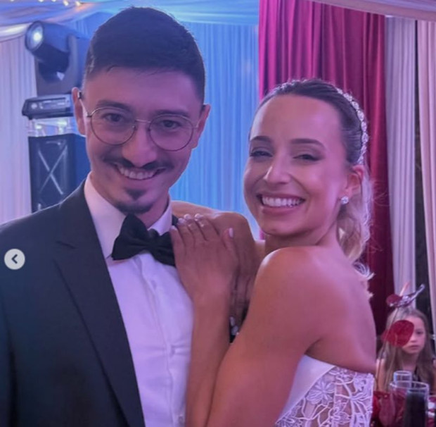 ЗАВАЛИЯТА!! Баджанаците на Иво Карамански до него на сватбата: Антоанет Пепе домъкна бившите си! (СНИМКИ)