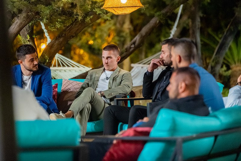 Мъжете в Ергенът: Любов в рая“ разкриха: Избраниците им златотърсачки ли са и колко джобни са склонни да дават?