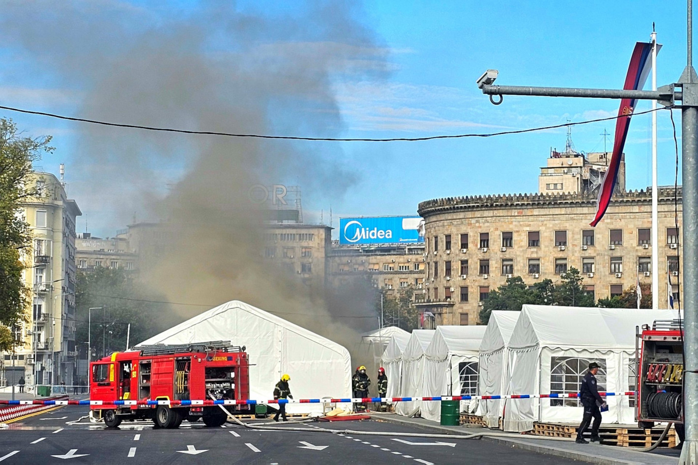 Изстрели и пожар в сърцето на Белград, Вучич заговори за терористичен акт (снимки)