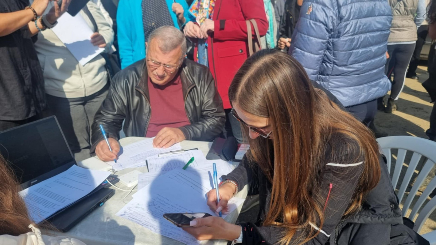 Собственици на имоти в Елените предупредиха за риск от епидемия (снимки)