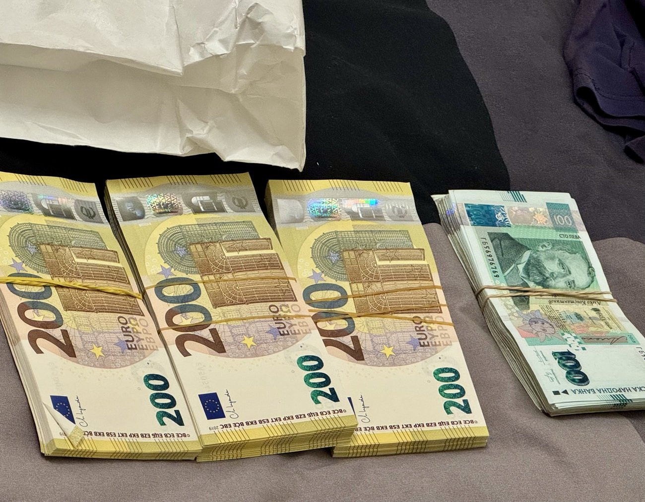 Над 110 000 лв. намериха в дома на арестуван за корупция митничар (снимки/видео)