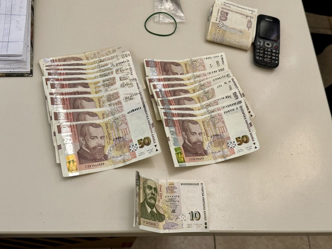 Над 110 000 лв. намериха в дома на арестуван за корупция митничар (снимки/видео)