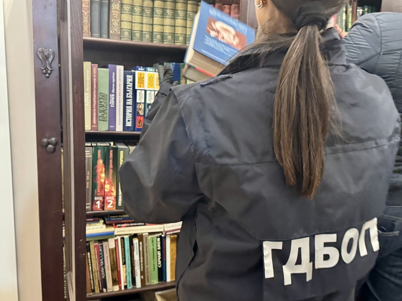 Над 110 000 лв. намериха в дома на арестуван за корупция митничар (снимки/видео)