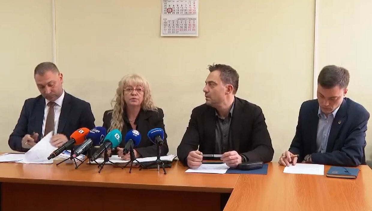Над 110 000 лв. намериха в дома на арестуван за корупция митничар (снимки/видео)