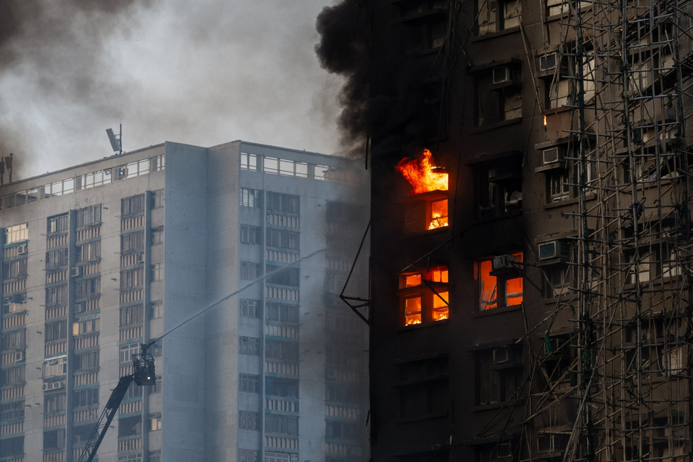 Огнен ад в Хонконг: Загинали и ранени в най-мащабния пожар от 17 години насам (снимки/видео)
