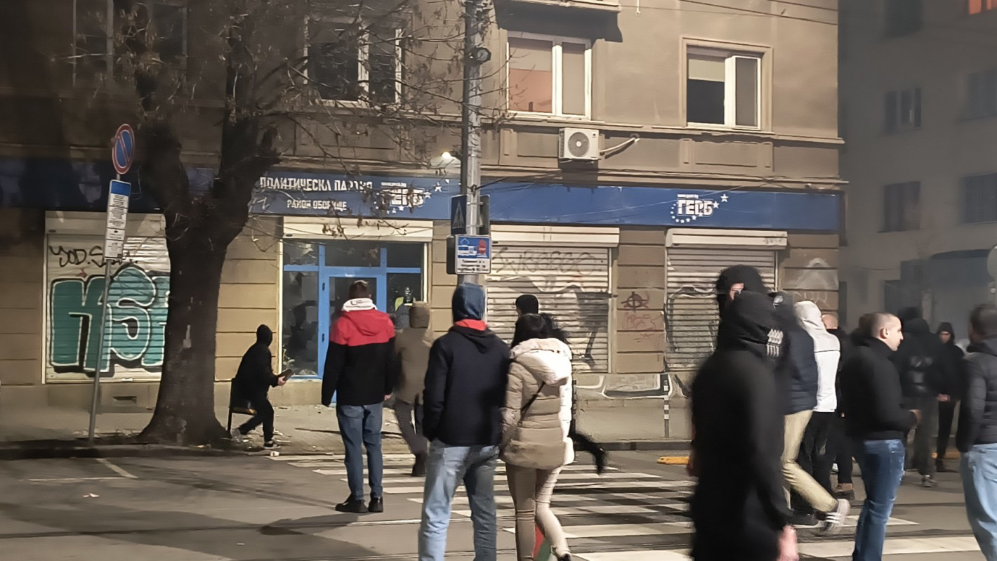 Батални сцени в София: Горящи кофи, потрошени коли на МВР и офис на ГЕРБ, има ранени (снимки)