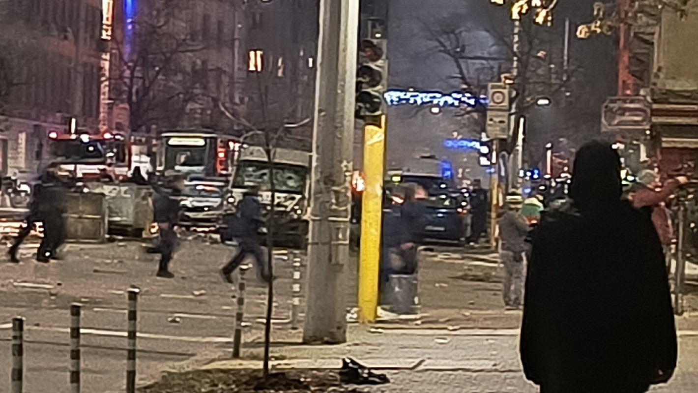 Батални сцени в София: Горящи кофи, потрошени коли на МВР и офис на ГЕРБ, има ранени (снимки)