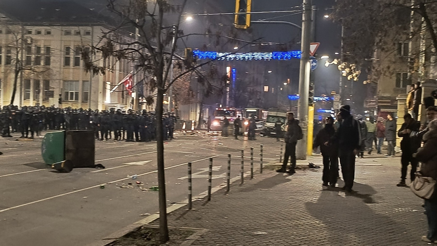 Батални сцени в София: Горящи кофи, потрошени коли на МВР и офис на ГЕРБ, има ранени (снимки)